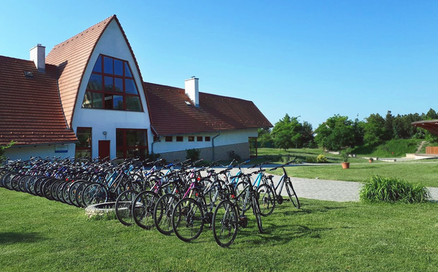 Kerékpárok egy turisztikai központ mellett